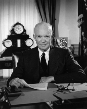 Archivo:Eisenhower in the Oval Office