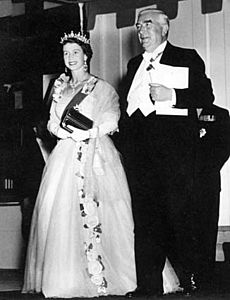 Archivo:HMQ and R Menzies