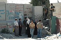 Archivo:Checkpoint near Abu Dis