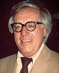 Archivo:Ray Bradbury (1975) -cropped-