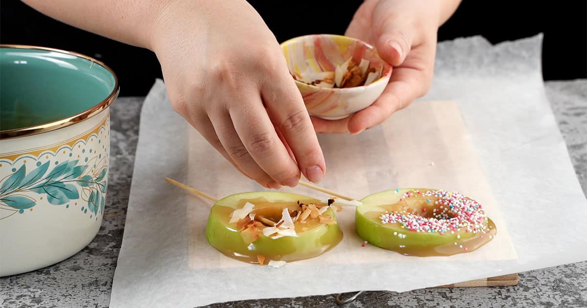 how to put toppings on Caramel Apple slices