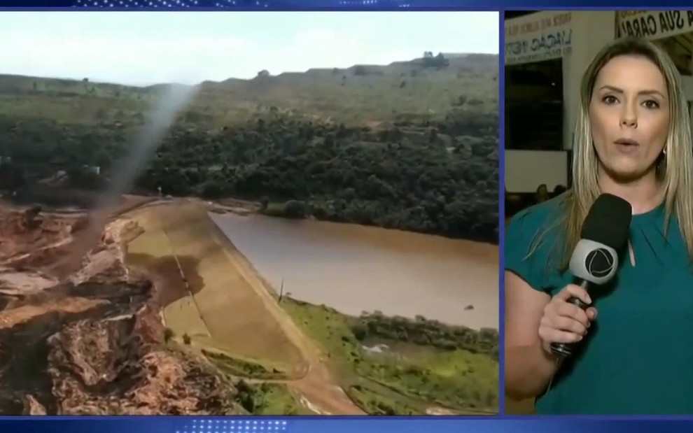 A repórter Gisele Ramos durante link para o Jornal da Record, com imagens aéreas da tragédia - Reprodução/Record