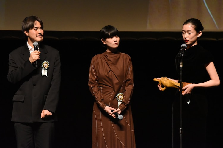 第16回TAMA映画賞授賞式より、左から押山清高、山中瑶子、河合優実