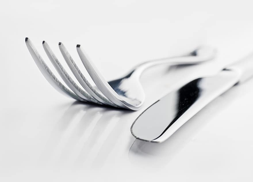 couteau et une fourchette, table, restaurant, ensemble, le déjeuner, isolé, cuisine, brillant, argent, acier, argenterie