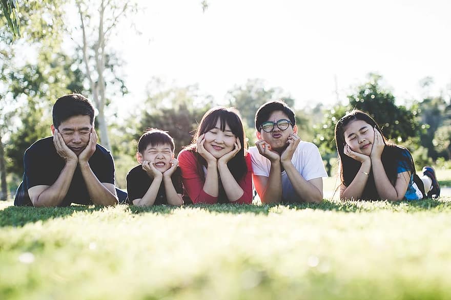 家族、屋外の、ハッピー、幸福、幸せな家族の屋外、幸せな家族、ほほえむ