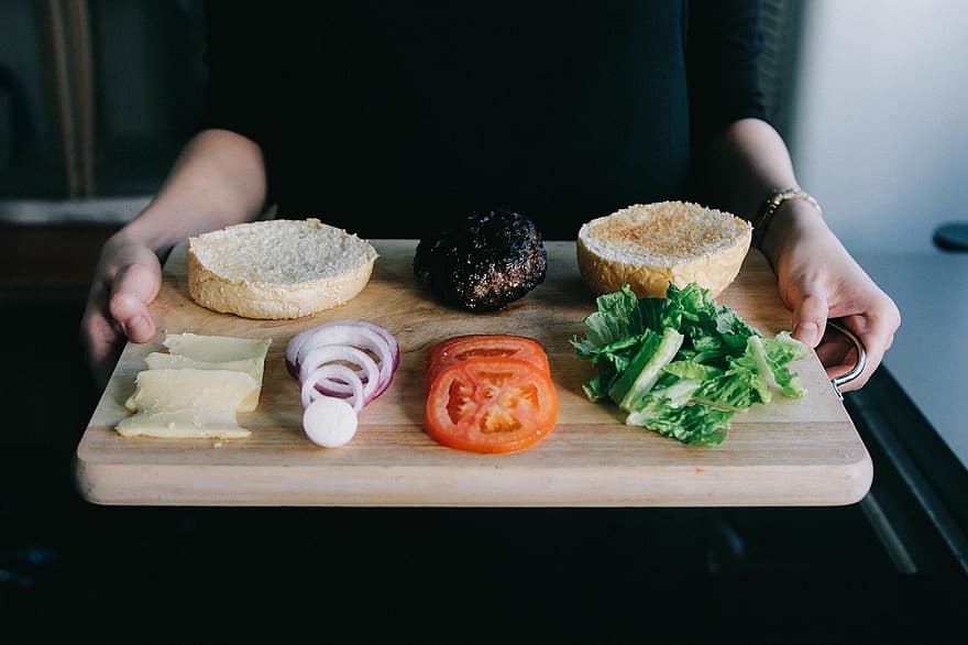 hamburguesa, hamburguesa con queso, ingredientes, tabla de cortar, bollo, tomate, cebolla, lechuga, comida, Sandwich, almuerzo