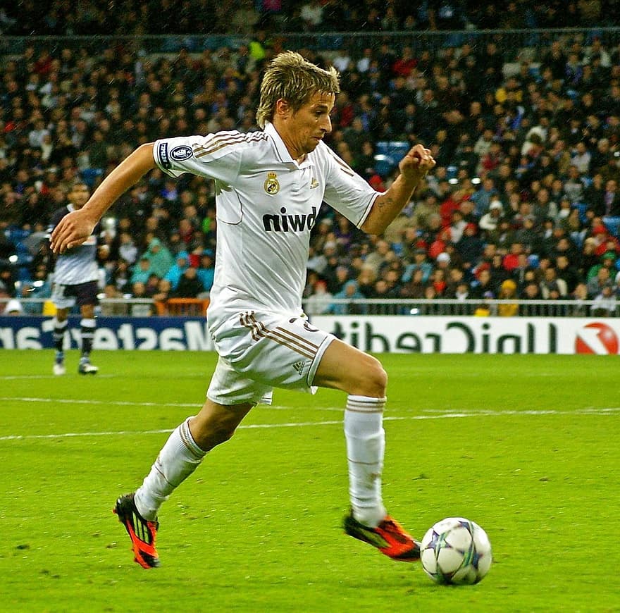 Fabio Coentrao, Spieler, Athlet, Fußball, Spiel, Sport, Wettbewerb, Ball, Feld, Gras, Zuschauer