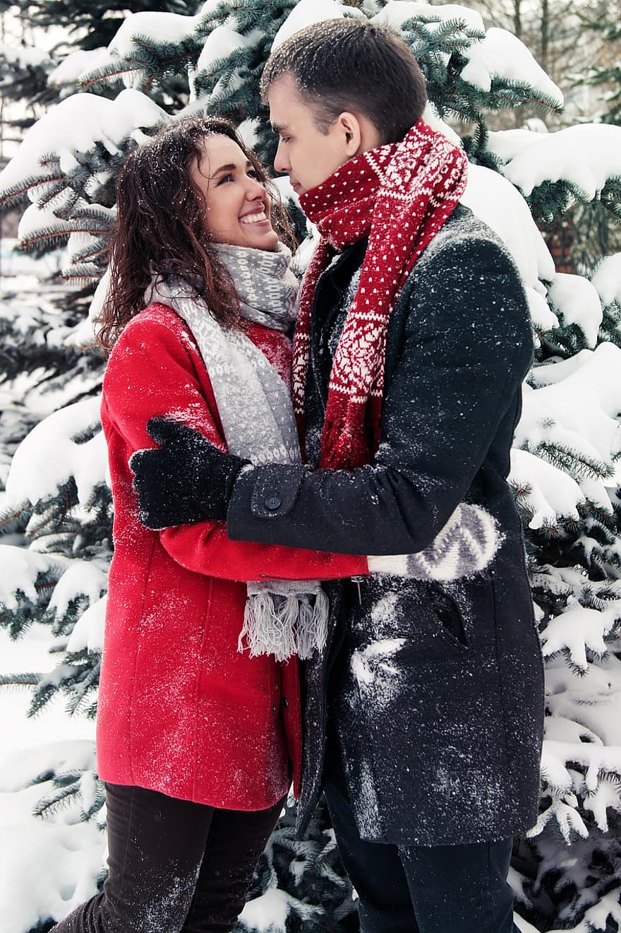 amore, tenerezza, coppia, innamorati, ragazzo e ragazza, inverno, la neve, abete rosso, sciarpa, cappotto, guanti