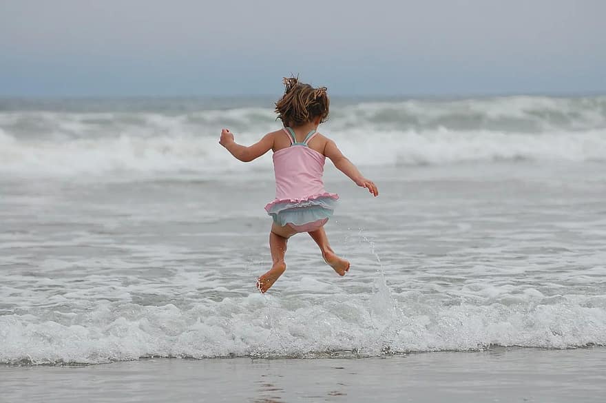 ragazza, spiaggia, oceano, onde, salto, costume da bagno, l'oceano Pacifico, contento, felicità, divertimento, spruzzo