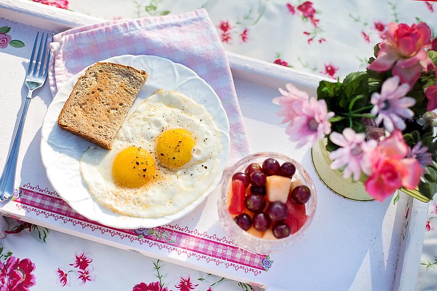 ouă prăjite, paine prajita, mic dejun, dimineaţă, gălbenuş, sănătos, delicios, farfurie, vară, masă