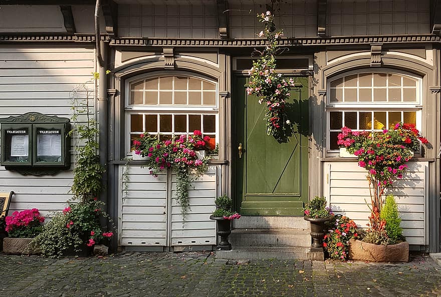 die Architektur, Restaurant, Haus, Hausfassade, Fenster, Haustür, Blumendekorationen, Blumenkästen, dekorativ, historisches Zentrum, gemütlich