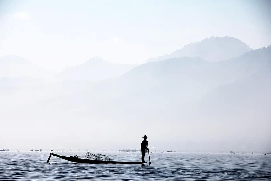 pêcheur, fischer à une jambe, Myanmar, inle, eau salée, inlesee, pêche, bateau, brouillard, panier en bambou, rameurs à une jambe