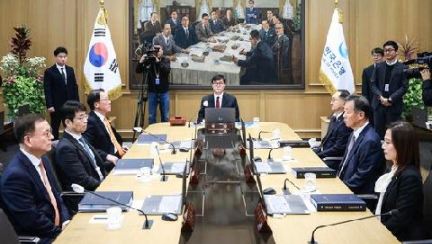 한은, 기준금리 0.25%P 깜짝 인하…2연속 인하는 15년 만