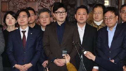 한동훈 "국민들께 송구…계엄 건의한 국방장관 해임해야"