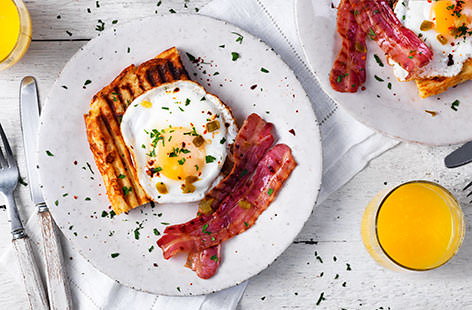 Brunches like this are what lazy weekends are all about – wake up your tastebuds with these fiery, cheesy jalapeño waffles, served with crispy, smoky bacon and topped with a perfectly fried egg.