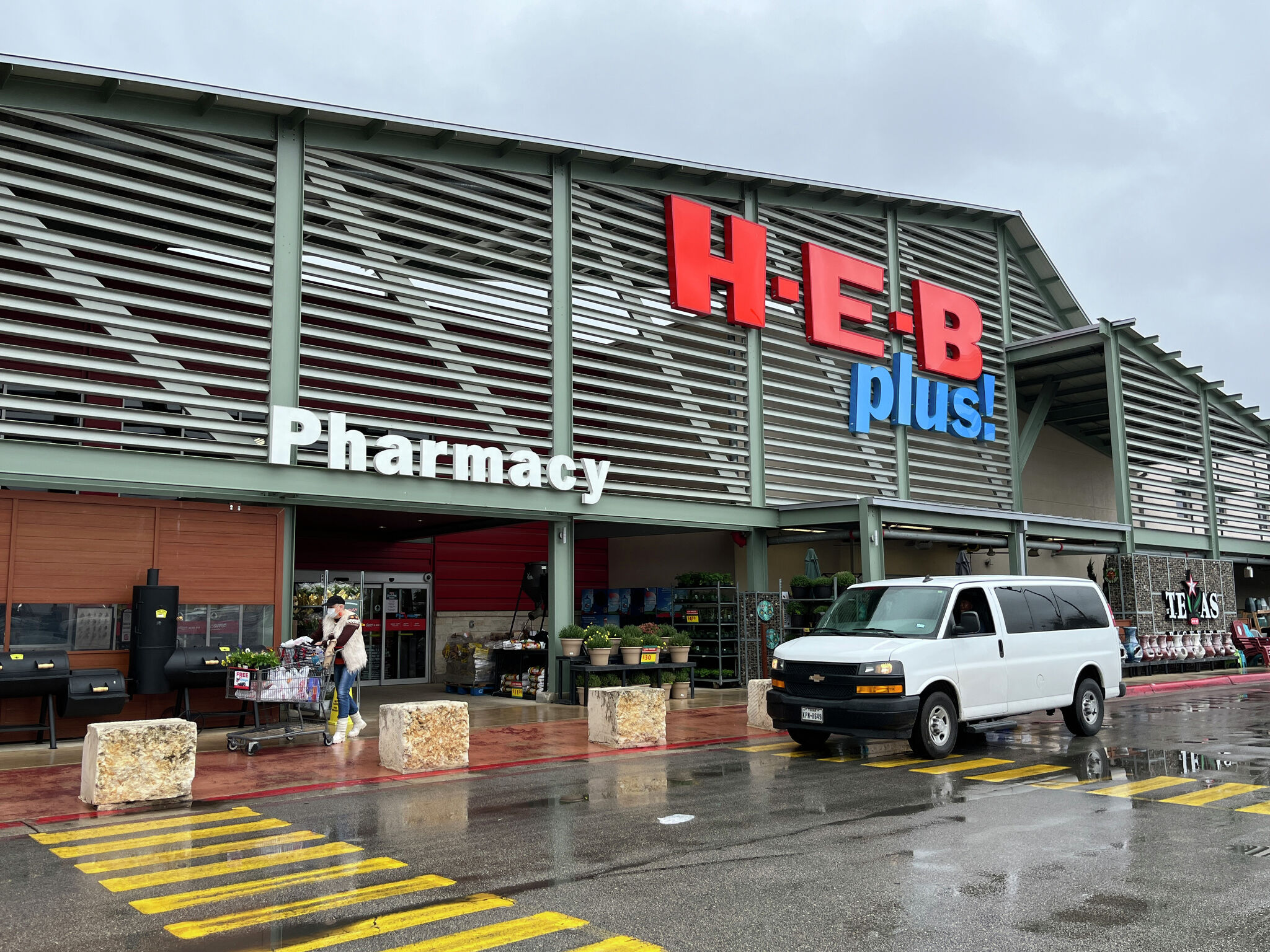 H-E-B ranks first in customer satisfaction. Who did it tie with?