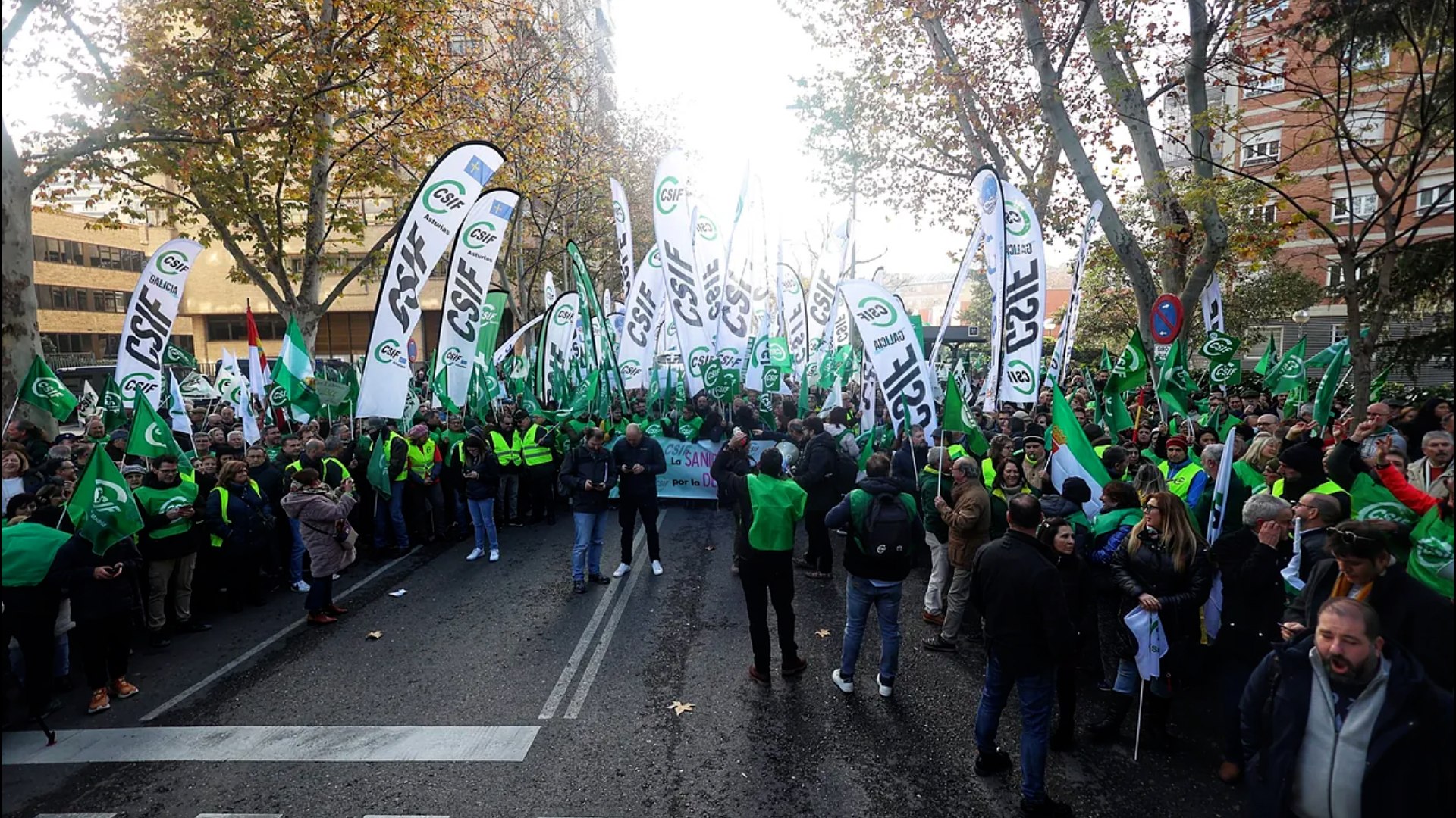 La Central Sindical Independiente y de Funcionarios (CSIF) ha reunido este sbado a miles de trabajadores pblicos frente a la Direccin General de Muface en Madrid para defender el actual modelo de mutualismo, que est en peligro debido al enfrentamiento entre el Gobierno y las aseguradoras por la renovacin del concierto de Muface, cuyo acuerdo vence a finales de este ao. Segn los organizadores, alrededor de 35.000 personas de toda Espaa han participado en la protesta.

Bajo el lema "Con la sanidad no se juega", "La sanidad es un derecho", "Gobierno, escucha, Muface est en lucha", y "Si me quitan Muface, CSIF no callar", los asistentes han mostrado su apoyo al modelo de Muface, que permite a un milln y medio de funcionarios y sus familias elegir su asistencia sanitaria. La manifestacin ha destacado la importancia de mantener el acceso libre y equitativo a los servicios de salud para los empleados pblicos.