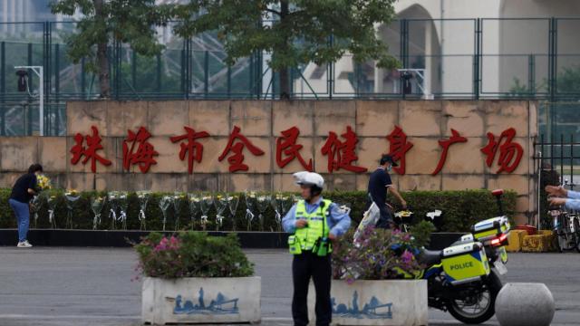 Un agente de policía en el lugar de un accidente de coche en China.