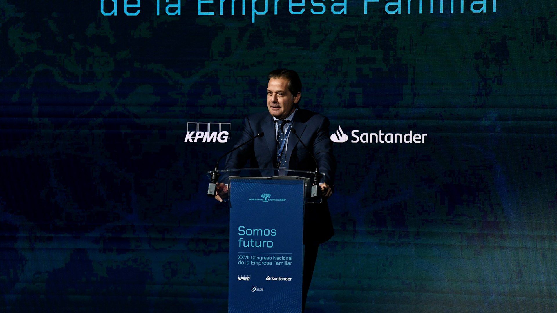 El presidente del Instituto de la Empresa Familiar (IEF) y del grupo de Estrella Galicia, Ignacio Rivera, ha pedido contencin al Gobierno en sus "exigencias", incluidas las fiscales y medioambientales, porque pueden perjudicar la competitividad "en un momento delicado".

En su discurso en la clausura del XXVII Congreso de la Empresa Familiar, Rivera, ha recalcado que "los avances medioambientales, salariales y fiscales tienen un lmite". "No nos pasemos de rosca", ha sealado ante el auditorio de centenares de empresarios entre los que se encontraban importantes socios del IEF como el presidente de Acciona, Jos Manuel Entrecanales, de Ferrovial, Rafael del Pino, de Barcel, Simn Pedro Barcel o de Antoln, Ernesto Antoln. Tambin ha acudido a la cita el presidente de CEOE, Antonio Garamendi.