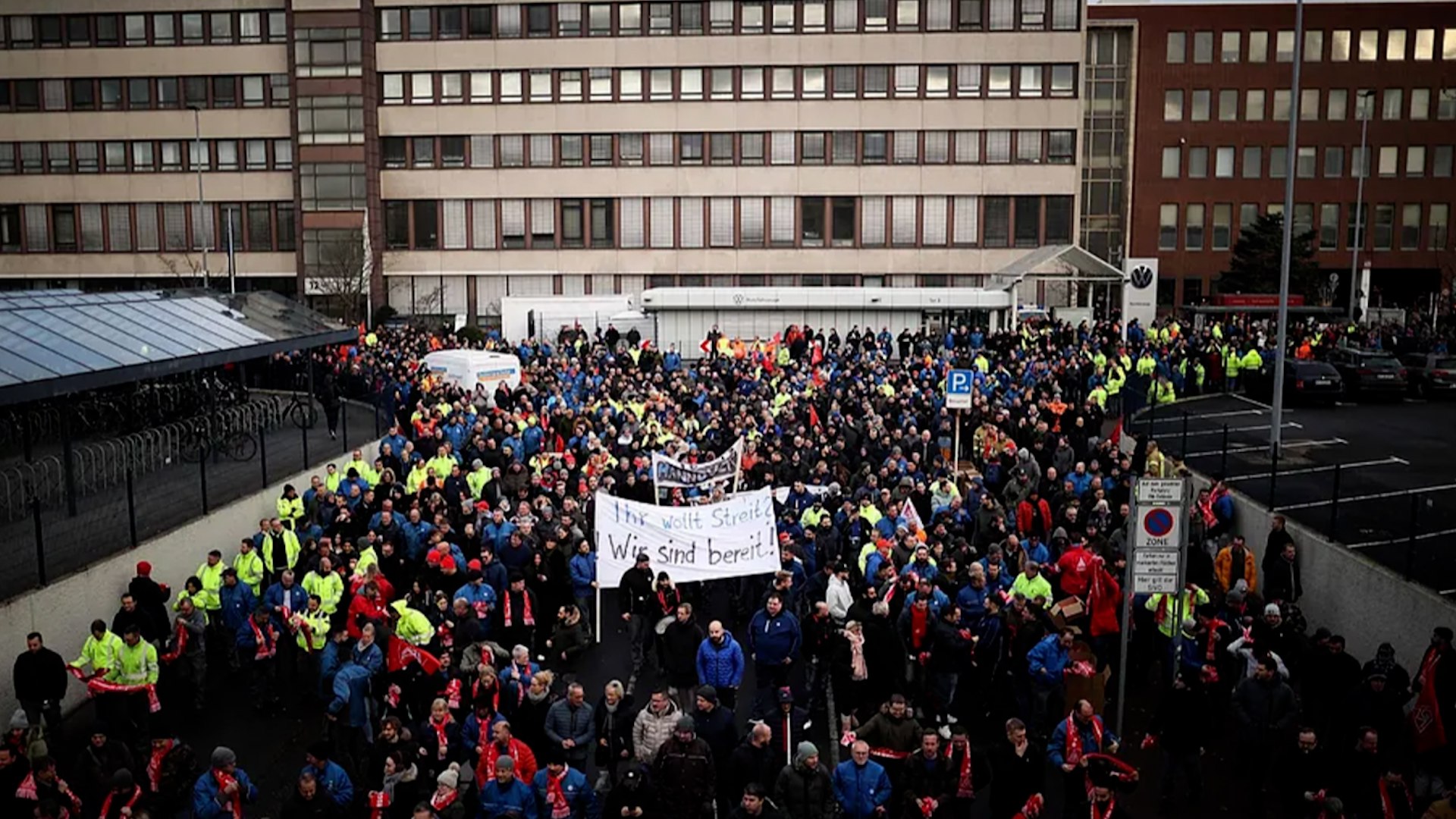 Los trabajadores de Volkswagen iniciaron el lunes huelgas continuas de dos horas en nueve plantas de Alemania para subrayar su resistencia a los recortes salariales y al cierre de fbricas que, segn la empresa, son necesarios para hacer frente a la atona del mercado automovilstico europeo.

Los paros incluyeron la planta base de la empresa en Wolfsburg, donde los trabajadores se unieron contra una campaa de reduccin de costes de la direccin del fabricante de automviles en la que se enfrentan a la amenaza de los primeros cierres de plantas de la empresa en su pas de origen.