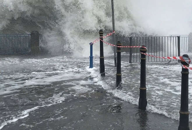 Yellow weather warning ahead of high tide - Manx Radio