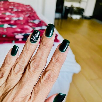 Green nails with a snowflake for Christmas