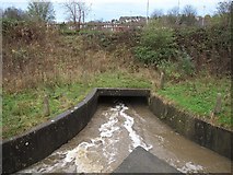 SE2533 : Farnley Reservoir: steady outflow by Stephen Craven