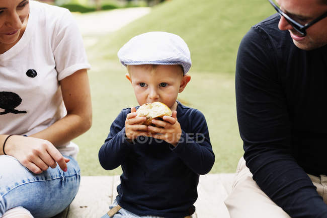 Eltern beobachten Sohn — Stockfoto