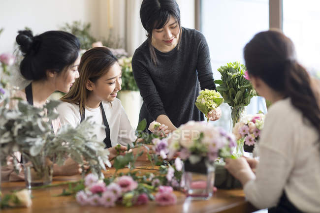 Asiatische Frauen lernen Blumenschmuck — Stockfoto