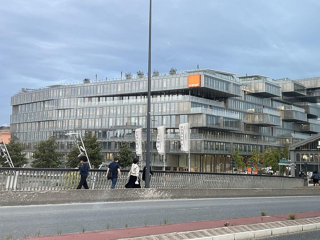 Orange_headquarters_in_Issy_les_Moulineaux.jpg