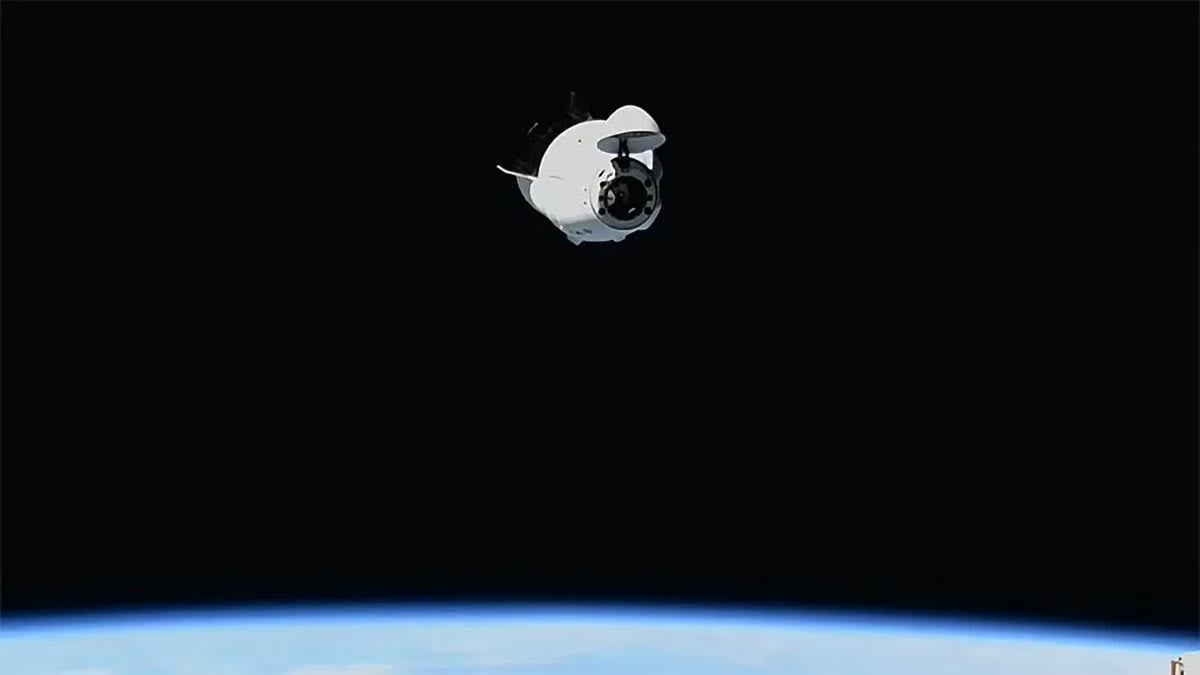 SpaceX-Dragon-Endeavour-Spacecraft-Relocation-Maneuver.jpg