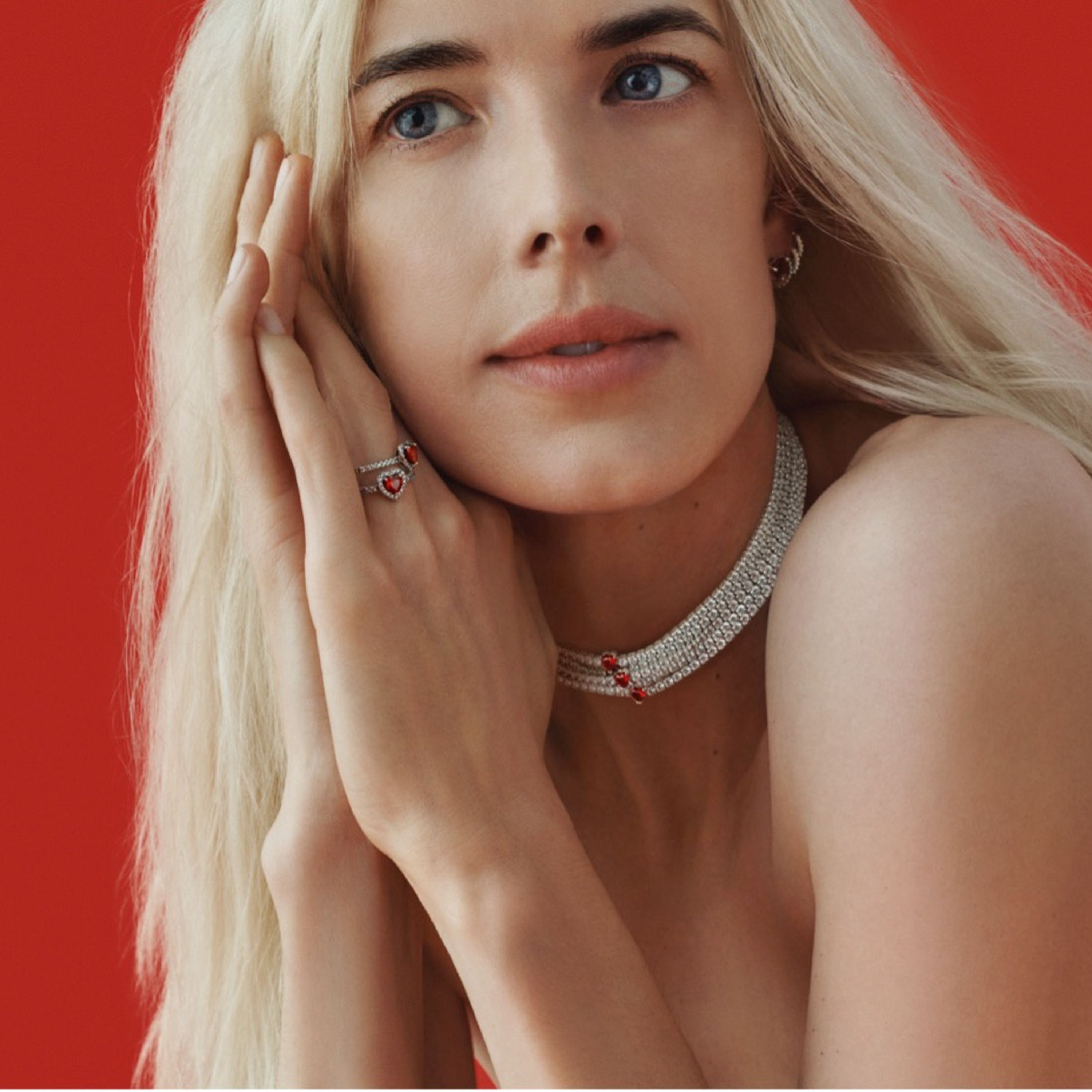 Love is all you need: Model Agyness Deyn kombiniert funkelnde Ringe und Ketten aus der Timeless-Linie von Pandora