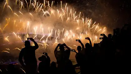 Feux d’artifice au-dessus du pont et de l’opéra de Sydney lors des célébrations du Nouvel An 2020 ...