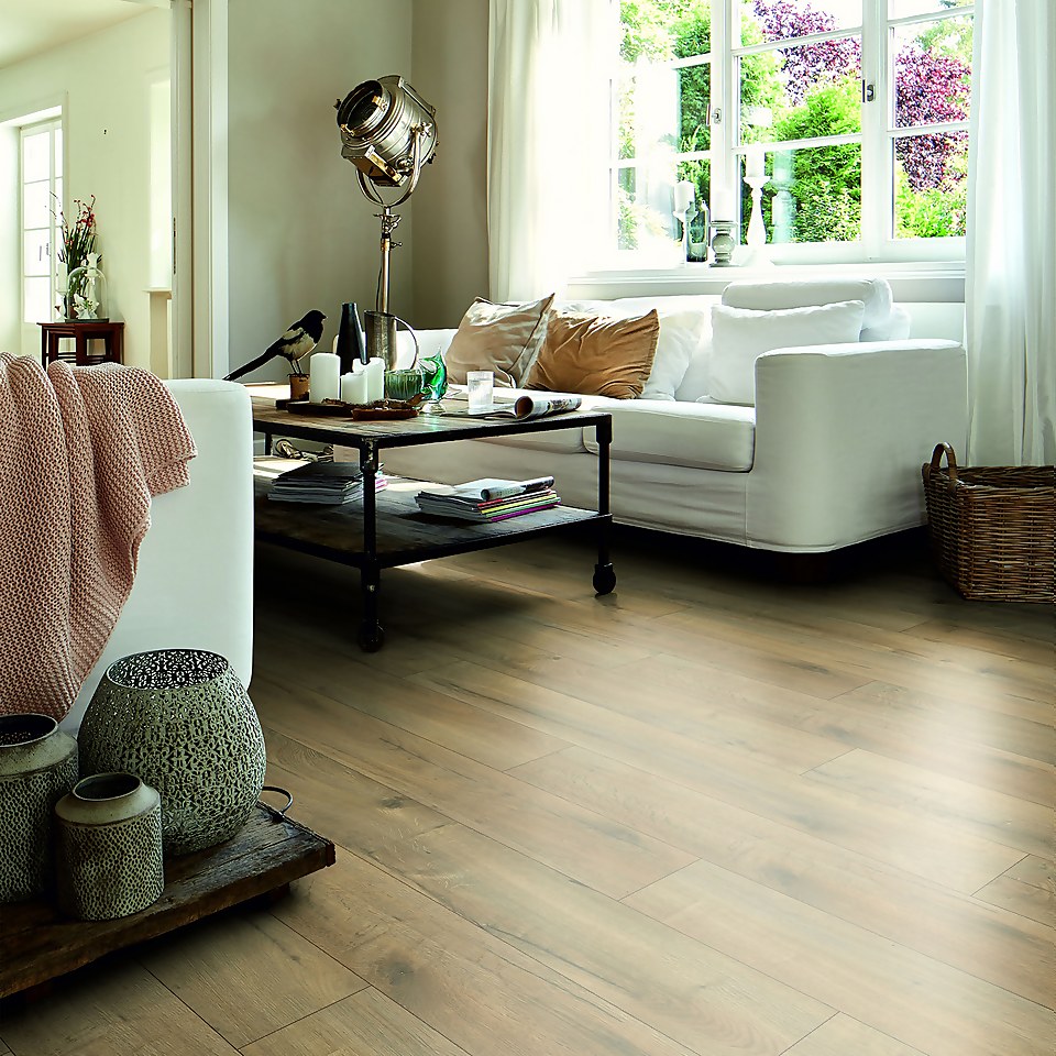 EGGER HOME Brown Loja Oak 8mm Laminate Flooring - 1.99 sqm Pack