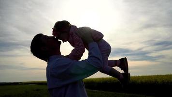 padre levantando a su pequeña hija video