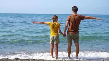 niña y papá feliz divirtiéndose durante las vacaciones en la playa video