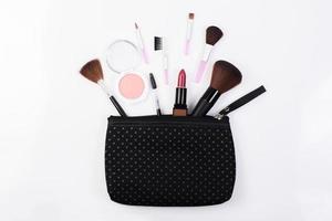 bovenaanzicht van een make-up tas met schoonheidsproducten foto