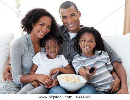 afrikakarte american Familie vor dem Fernseher zu Hause