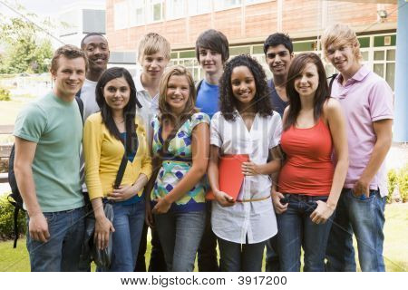 Grupo de estudiantes al aire libre mirando a la cámara sonriendo