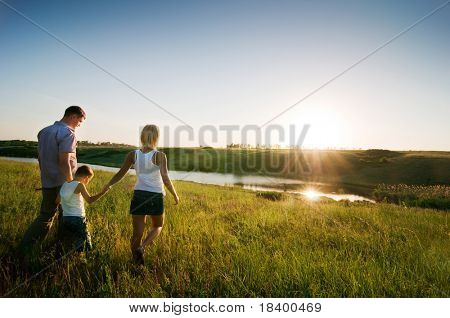 glückliche Familie bei Sonnenuntergang