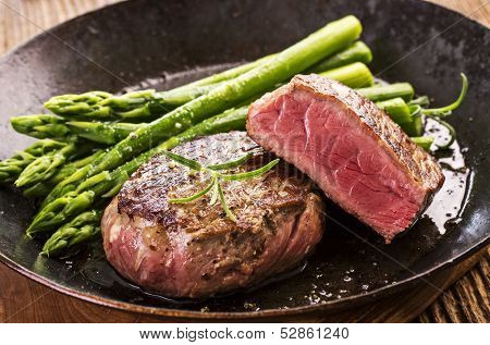 steak with green asparagus