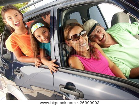 hispanische Familie in einem Auto. Familien-Tour in einem Auto.