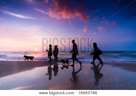 Familie Spaziergang am Strand bei Sonnenuntergang