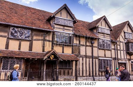 Stratford Upon Avon, Uk - June 8, 2015: Unidentified Tourists And Locals At The Main Street Of Very 