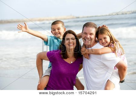 Happy liebevolle Familie spielen am Strand