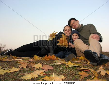 Familie mit Herbstlaub