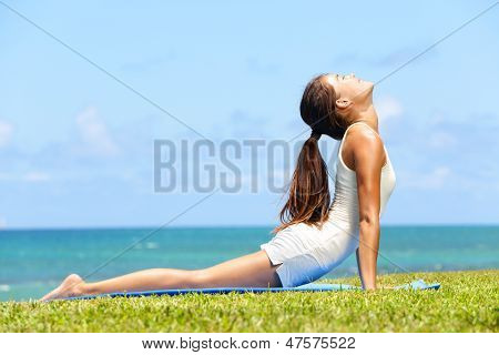 Fitness yoga kadın mide karın germe Kobra duruşu, bhujangasana kaslar. Spor 