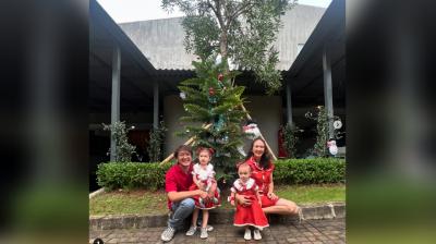 Nadine Chandrawinata, Dimas Anggara, Djiwa, dan Djala merayakan Natal 2024 dengan menghias pohon Natal yang ditanam sendiri. Foto: Instagram/@nadinelist.