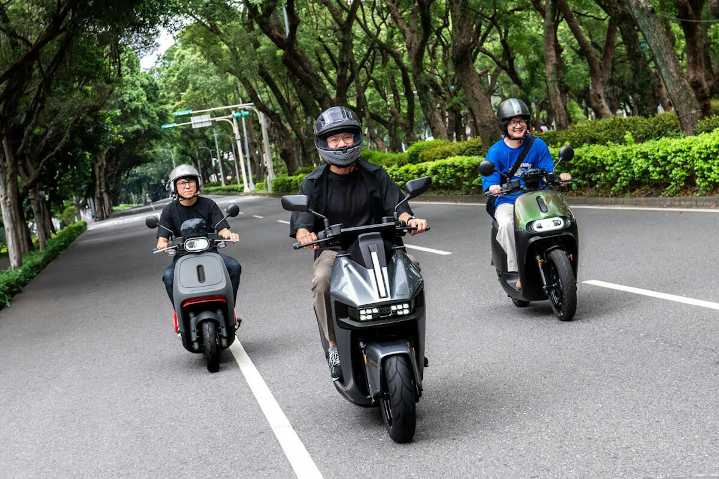 照片中包含了摩托車、賽格威、摩托車、摩托車、電單車