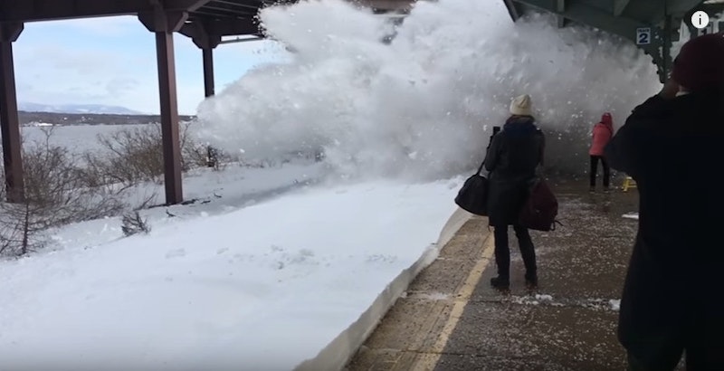 火車經過時的白雪大爆炸奇觀